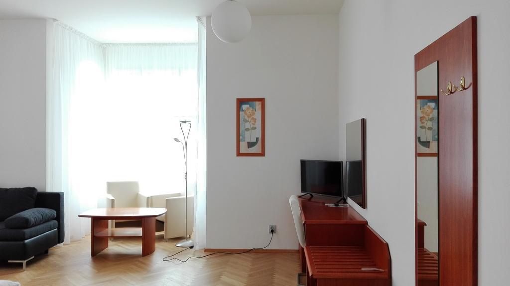 Pension Jana - Domov Mladeze プラハ エクステリア 写真