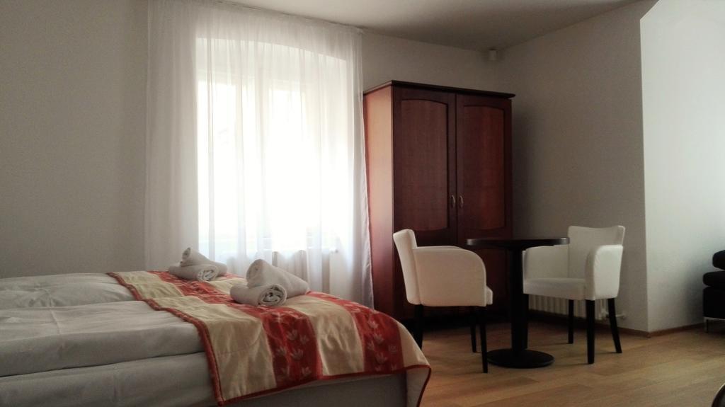 Pension Jana - Domov Mladeze プラハ エクステリア 写真